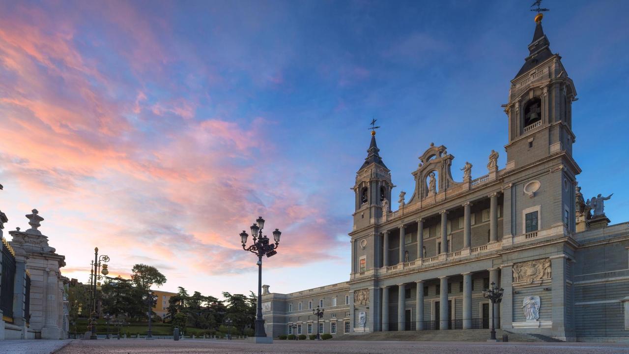 Die Almudena-Kathedrale (Santa María la Real de La Almudena) in Madrid. Die Almudena-Kathedrale (Santa María la Real de La Almudena) in Madrid.
