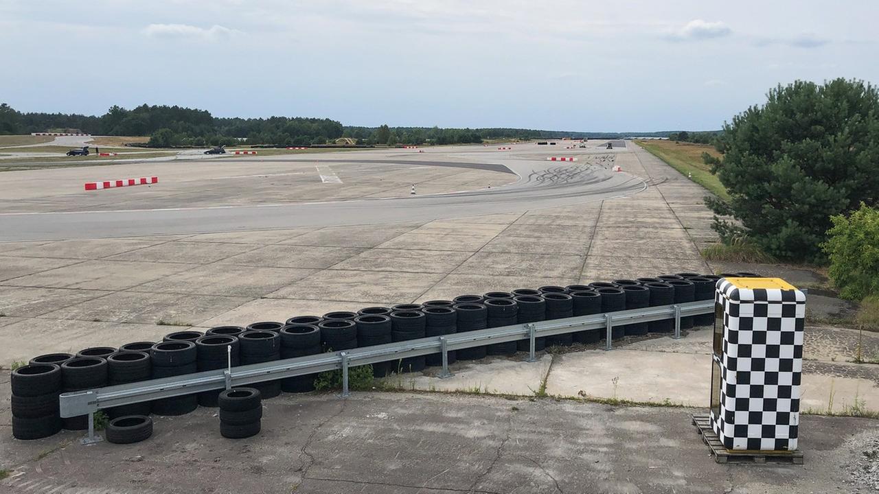 Überblick über die ehemalige Start- und Landebahn des ehemaligen Militärflugplatzes in Groß Dölln.