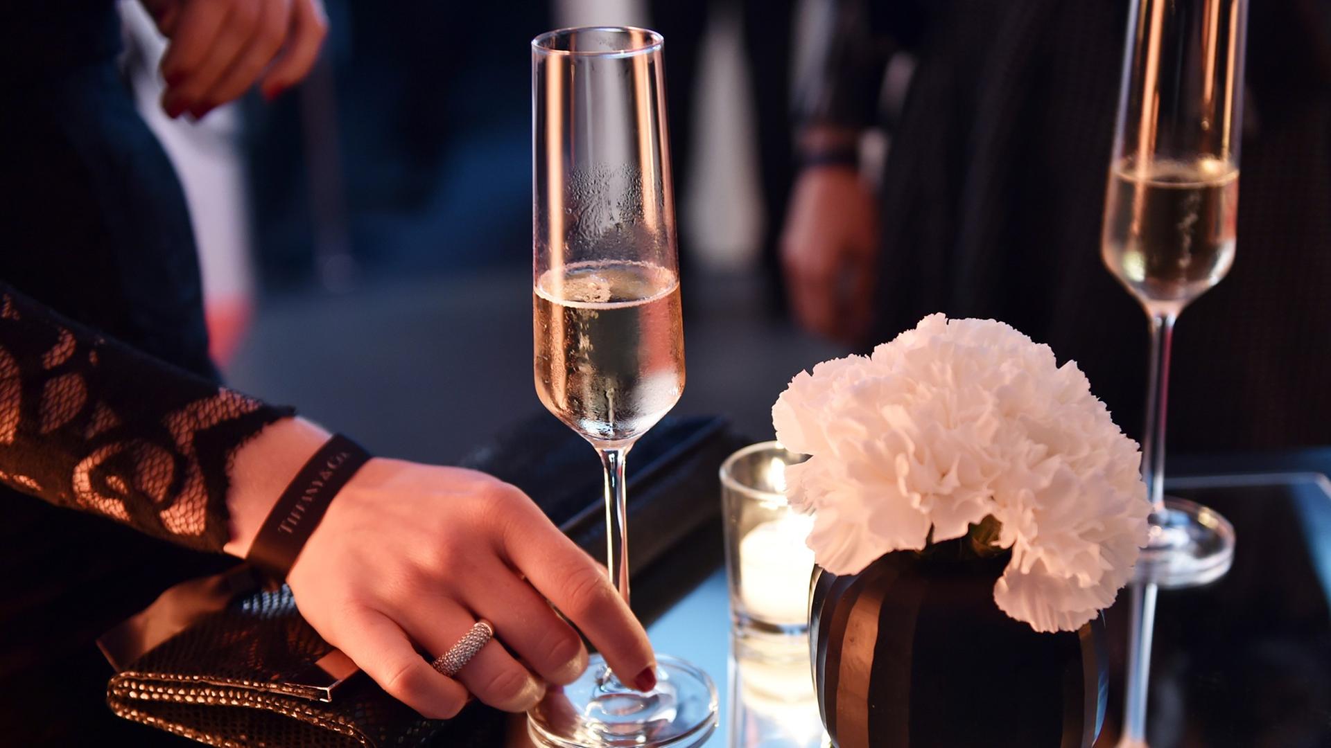 Zwei Champagnergläser stehen auf einem Tisch. Zwei Champagnergläser stehen auf einem Tisch.