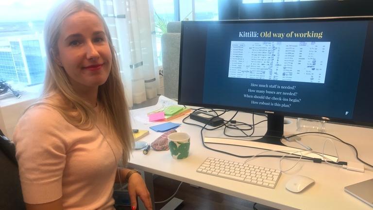 Maria Pusa arbeitet als Data-Science-Beraterin bei Finavia – dem größten Flughafenbetreiber Finnlands - sitzt in ihrem Büro am Computer und erklärt, wie früher mit Stift und Zettel der Flugbetrieb organisiert wurde.