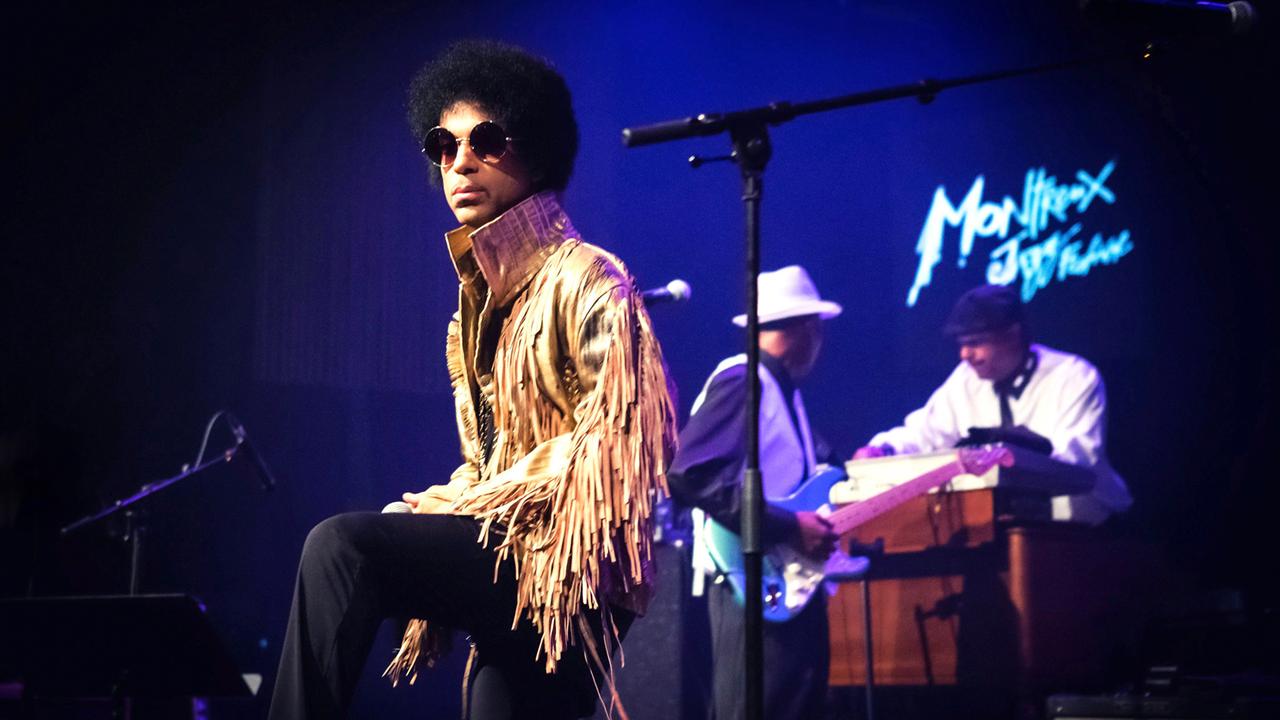 epa05270795 An archive handout image made avialable on 21 April 2016 shows US musician Prince performing on the Stravinski Hall stage during the 47th Montreux Jazz Festival, in Montreux, Switzerland, 14 July 2013. (Montreux Jazz Festival/2013 FFJM/Marc Ducrest) *** DARF NUR MIT VOLLSTAENDIGER QUELLENANGABE VERWENDET WERDEN, EDITORIAL USE ONLY *** EPA/MARC DUCREST/MONTREUX JAZZ FESTIVAL / HANDOUT MANDATORY CREDIT MARC DUCREST/MONTREUX JAZZ FESTIVAL HANDOUT EDITORIAL USE ONLY/NO SALES