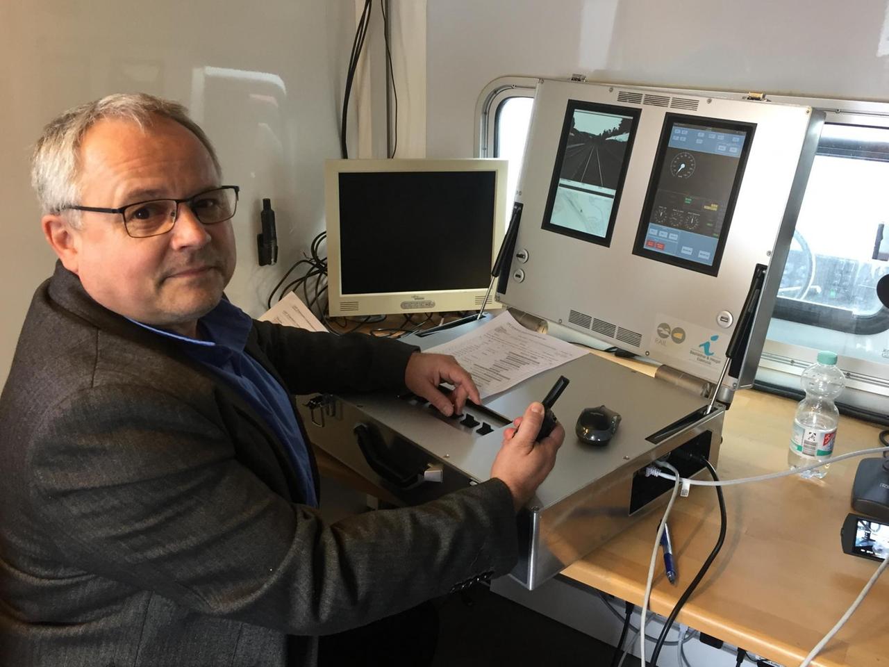 Lokomotivführer Thomas Kayser im Fernleit-Cockpit für deb ersten über 5G gesteuerten autonomen Zug Lokomotivführer Thomas Kayser im Fernleit-Cockpit für deb ersten über 5G gesteuerten autonomen Zug