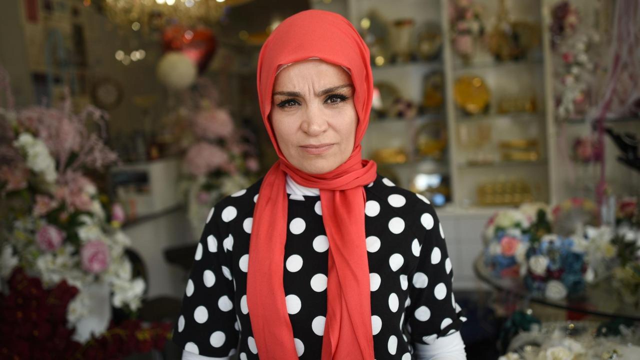 11.07.2018, Nordrhein-Westfalen, Köln: Meral Sahin, Sprecherin der IG Keupstraße, steht am Tag der Urteilsverkündung im NSU Prozess in ihrem Laden. In der Keupstraße explodierte am 9. Juni 2004 eine Nagelbombe des NSU. An diesem Tag wurde vor dem Oberlandesgericht in München ein Urteil im NSU-Prozess um Zschäpe gesprochen. Die als Nationalsozialistischer Untergrund (NSU) bezeichnete Terrorgruppe hatte zwischen den Jahren 2000 und 2007 zehn Menschen in Deutschland ermordet. Foto: Henning Kaiser/dpa 11.07.2018, Nordrhein-Westfalen, Köln: Meral Sahin, Sprecherin der IG Keupstraße, steht am Tag der Urteilsverkündung im NSU Prozess in ihrem Laden. In der Keupstraße explodierte am 9. Juni 2004 eine Nagelbombe des NSU. An diesem Tag wurde vor dem Oberlandesgericht in München ein Urteil im NSU-Prozess um Zschäpe gesprochen. Die als Nationalsozialistischer Untergrund (NSU) bezeichnete Terrorgruppe hatte zwischen den Jahren 2000 und 2007 zehn Menschen in Deutschland ermordet. Foto: Henning Kaiser/dpa