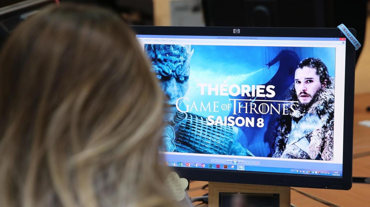 Eine Frau schaut die neue 8. Staffel der Serie "Game of Thrones". Eine Frau schaut die neue 8. Staffel der Serie "Game of Thrones".