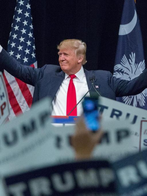 Donald Trump in South Carolina. Er winkt seinen Anhängern zu.