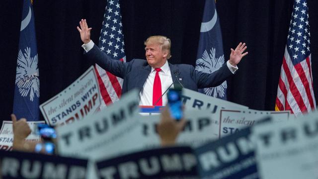 Donald Trump in South Carolina. Er winkt seinen Anhängern zu.