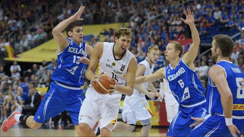 Spielszene aus der Partie Deutschland-Island bei der Basketball-EM 2015
