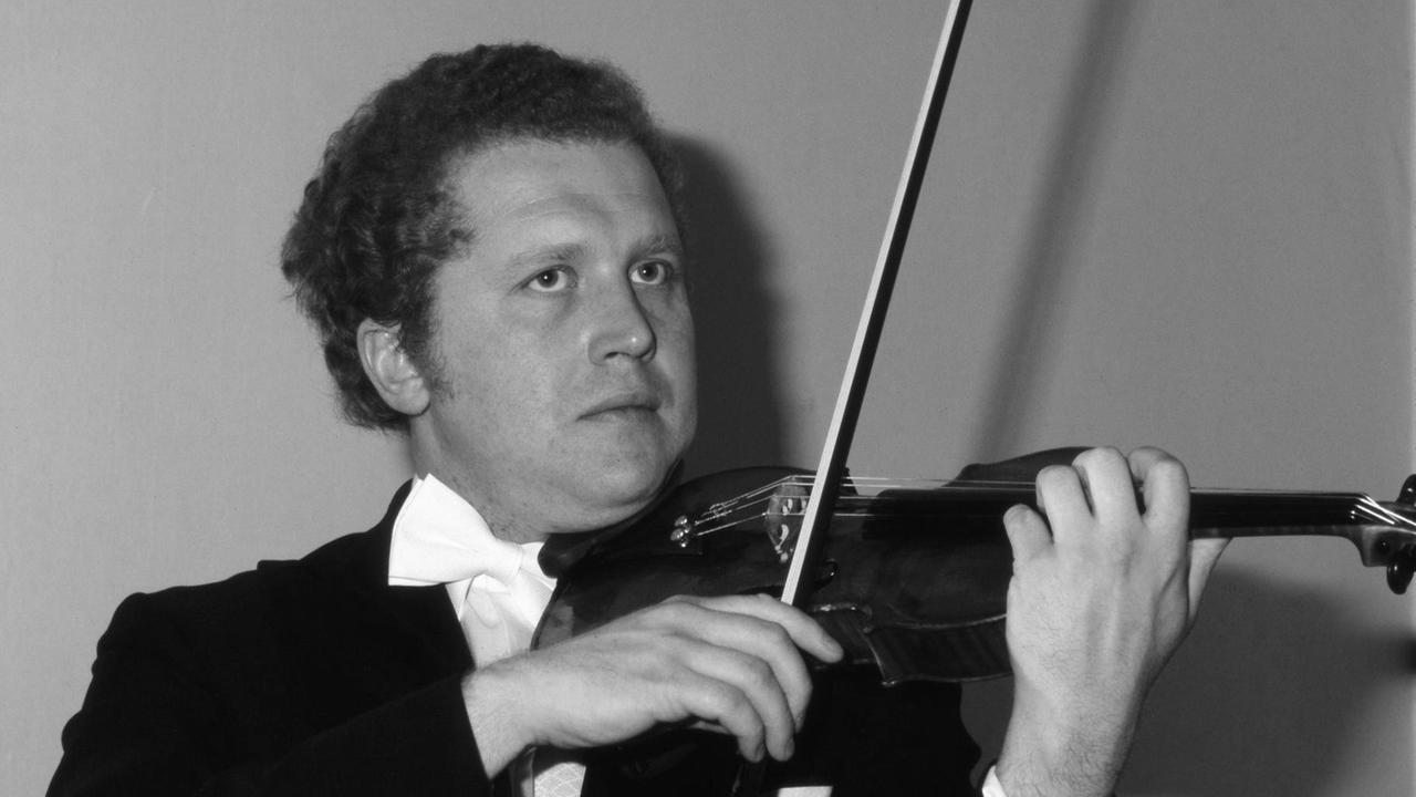 Schwarz-weiß-Fotografie des Geigers Oleg Kagan, der gerade seine Violine spielt.