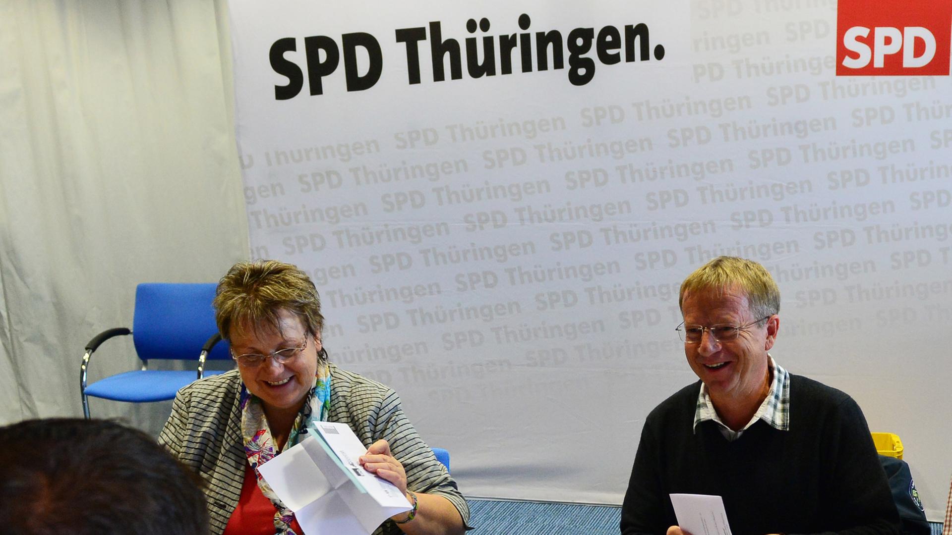 Die Stimmzettel der SPD-Mitgliederbefragung zur Bildung der ersten rot-rot-grünen Landesregierung in Deutschland werden am 04.11.2014 in Erfurt (Thüringen) ausgezählt. Die Stimmzettel der SPD-Mitgliederbefragung zur Bildung der ersten rot-rot-grünen Landesregierung in Deutschland werden am 04.11.2014 in Erfurt (Thüringen) ausgezählt.