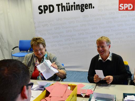 Die Stimmzettel der SPD-Mitgliederbefragung zur Bildung der ersten rot-rot-grünen Landesregierung in Deutschland werden am 04.11.2014 in Erfurt (Thüringen) ausgezählt.