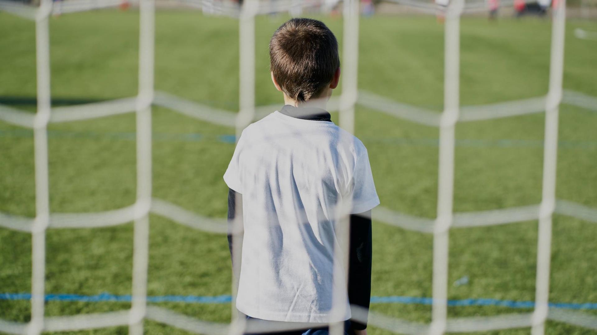 Rear view behind the net of a child football goalkeeper in the goal Pamplona, Navarre, Spain PUBLICATIONxINxGERxSUIxAUTxONLY CRSEBO200420B-342921-01,model released, Symbolfoto Rear view behind the net of a child football goalkeeper in the goal Pamplona, Navarre, Spain PUBLICATIONxINxGERxSUIxAUTxONLY CRSEBO200420B-342921-01,model released, Symbolfoto