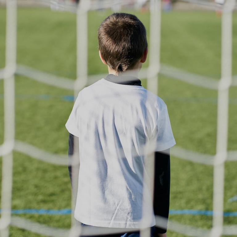 Rear view behind the net of a child football goalkeeper in the goal Pamplona, Navarre, Spain PUBLICATIONxINxGERxSUIxAUTxONLY CRSEBO200420B-342921-01,model released, Symbolfoto