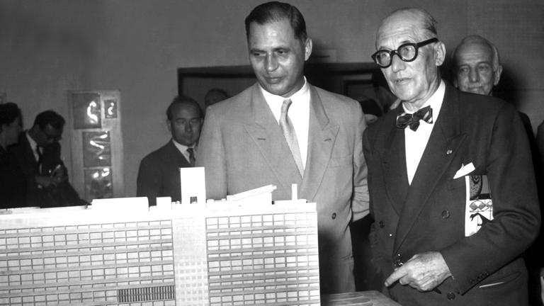 Der französisch-schweizerische Architekt und Städteplaner Le Corbusier (r.) und der Berliner Bausenator Rolf Schwedler betrachten während der Ausstellungseröffnung am 7.9.1957 im ehemaligen British Center am Kurfürstendamm das Modell von Corbusiers "Strahlender Stadt" (Berlin). Der französisch-schweizerische Architekt und Städteplaner Le Corbusier (r.) und der Berliner Bausenator Rolf Schwedler betrachten während der Ausstellungseröffnung am 7.9.1957 im ehemaligen British Center am Kurfürstendamm das Modell von Corbusiers "Strahlender Stadt" (Berlin).