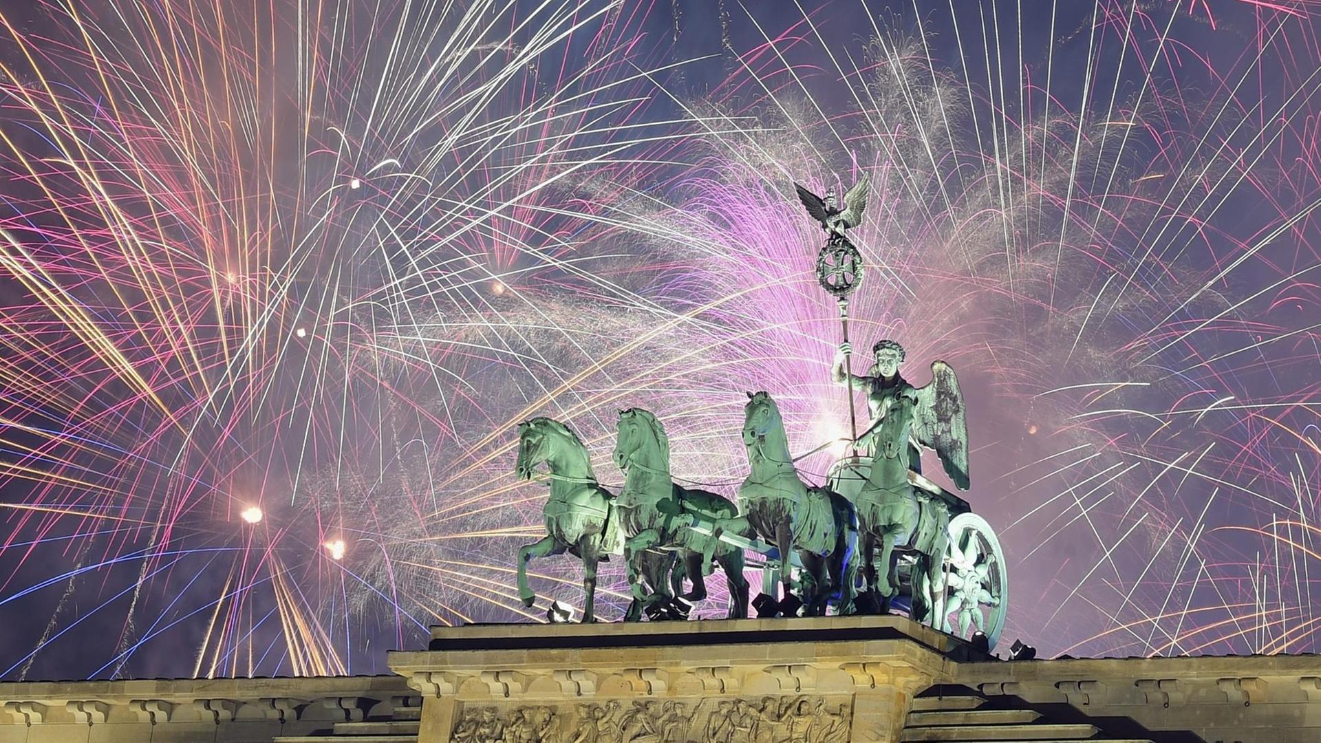 Ein Feuerwerk über dem Brandenburger Tor in Berlin. Ein Feuerwerk über dem Brandenburger Tor in Berlin.