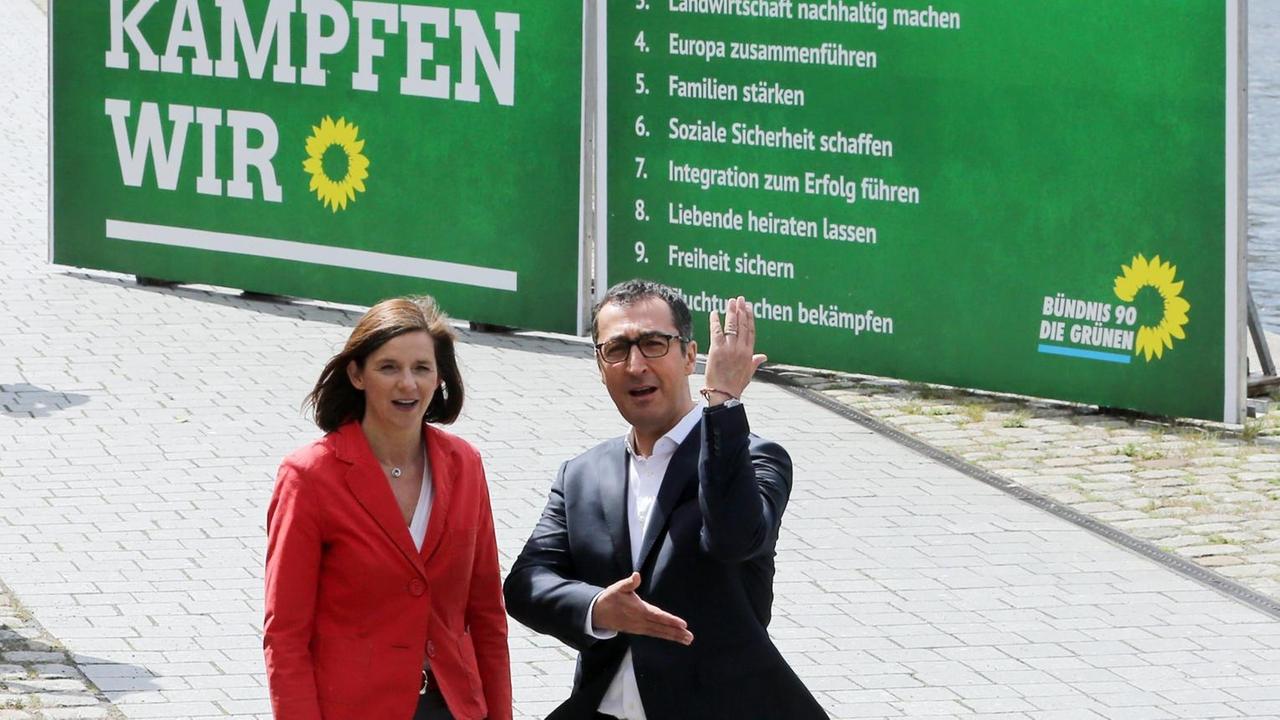 Die Spitzenkandidaten von Bündnis 90/Die Grünen für die Bundestagswahl, Katrin Göring-Eckardt und Cem Özdemir vor einem Plakat mit ihrem 10-Punkte-Plan in Regierungsverantwortung.