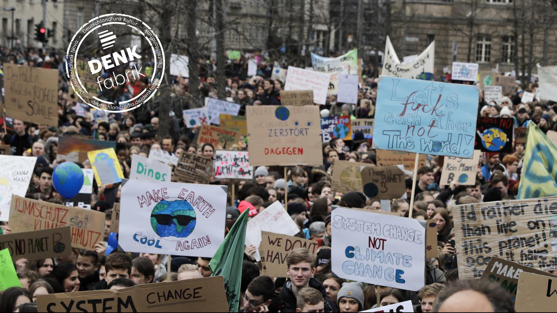 Tausende Schüler, einige halten Plakate mit Aufschriften wie "Make earth cool again".