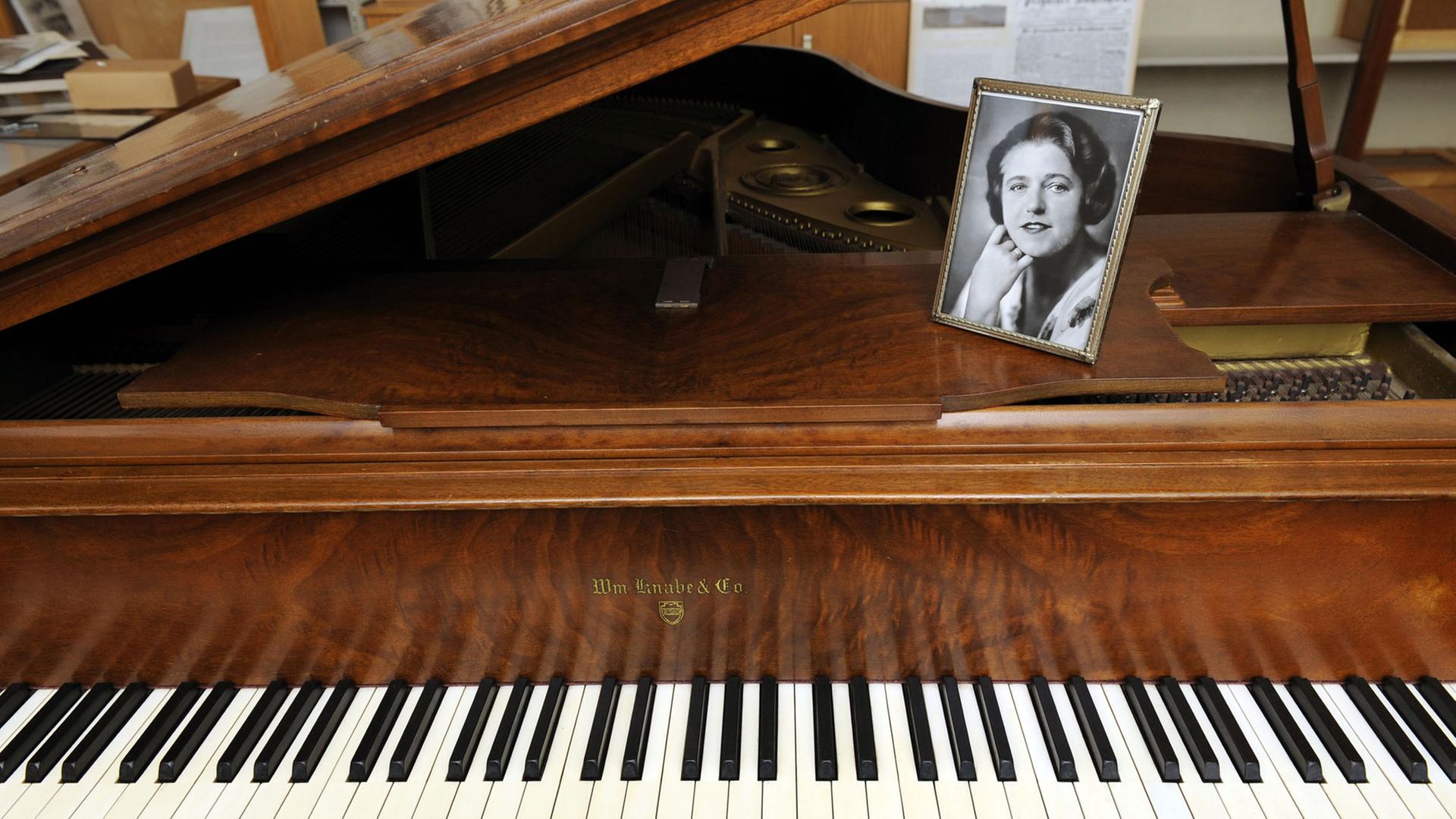 Der Konzertflügel der Opernsängerin Lotte Lehmann mit einem Foto der Künstlerin in einer Ausstellung in ihrer Geburtsstadt Perleberg. Der Konzertflügel der Opernsängerin Lotte Lehmann mit einem Foto der Künstlerin in einer Ausstellung in ihrer Geburtsstadt Perleberg.