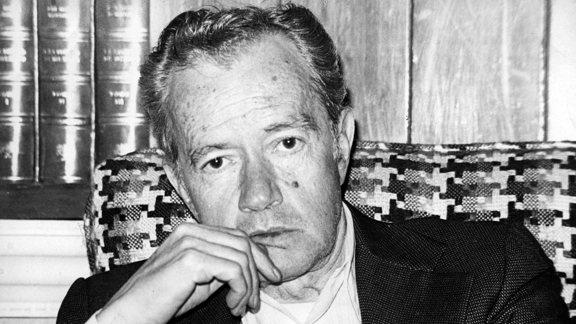 Der mexikanische Schriftsteller Juan Rulfo in einer Schwarz-weiß-Aufnahme. Der mexikanische Schriftsteller Juan Rulfo in einer Schwarz-weiß-Aufnahme.