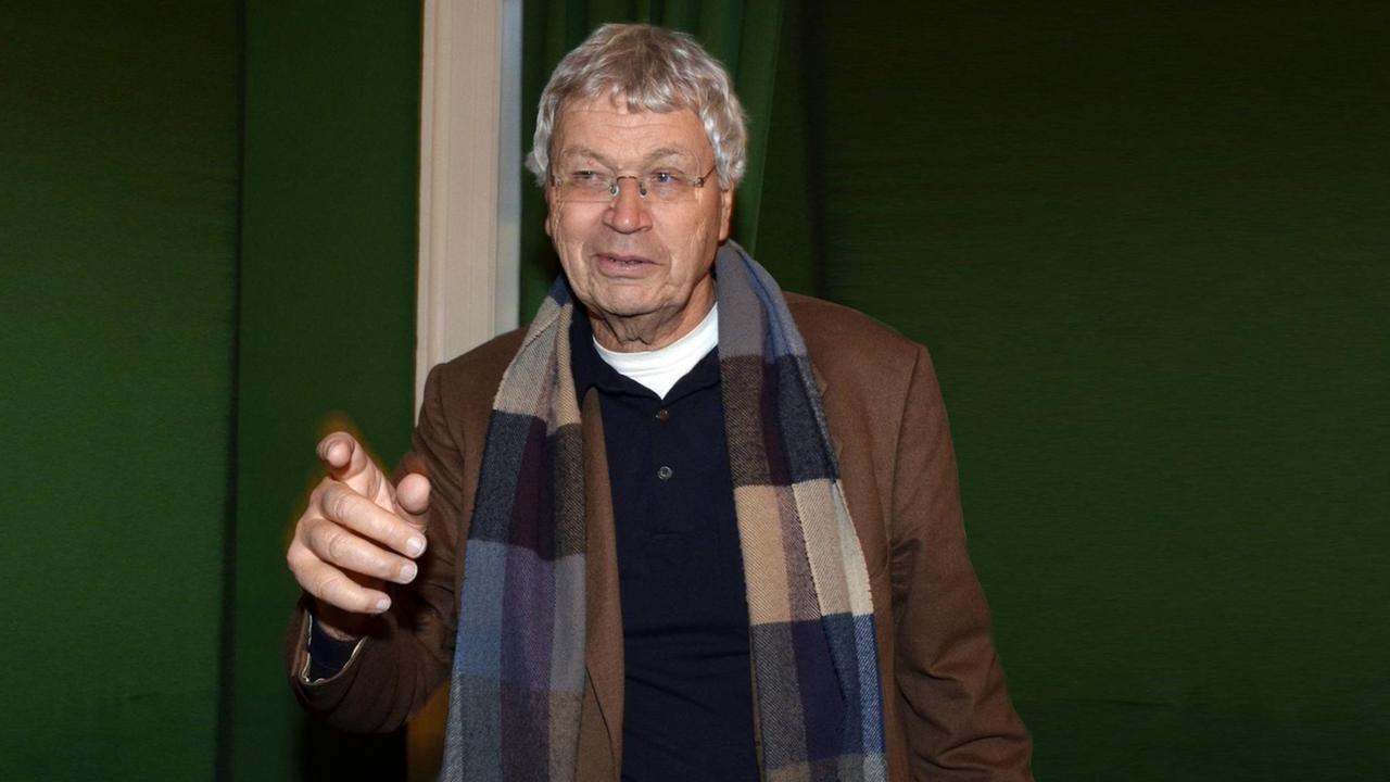 Gerhard Polt ist ein deutscher Kabarettist, Autor, Fernseh- und Filmschauspieler. Gerhard Polt ist ein deutscher Kabarettist, Autor, Fernseh- und Filmschauspieler.