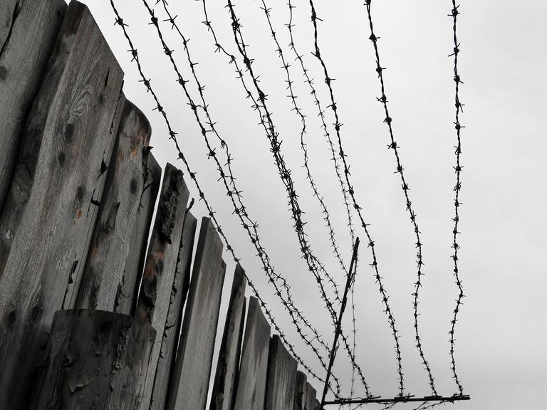 Holzbretterzaun und Stacheldraht am ehemaligen Straflager Perm 36, das bis 1989 von der Sowjetunion als Gefängnis für Dissidenten und andere Häftlinge benutzt wurde, aufgenommen am 24.07.2009. Die Anlage wird heute als GULAG-Museum benutzt.