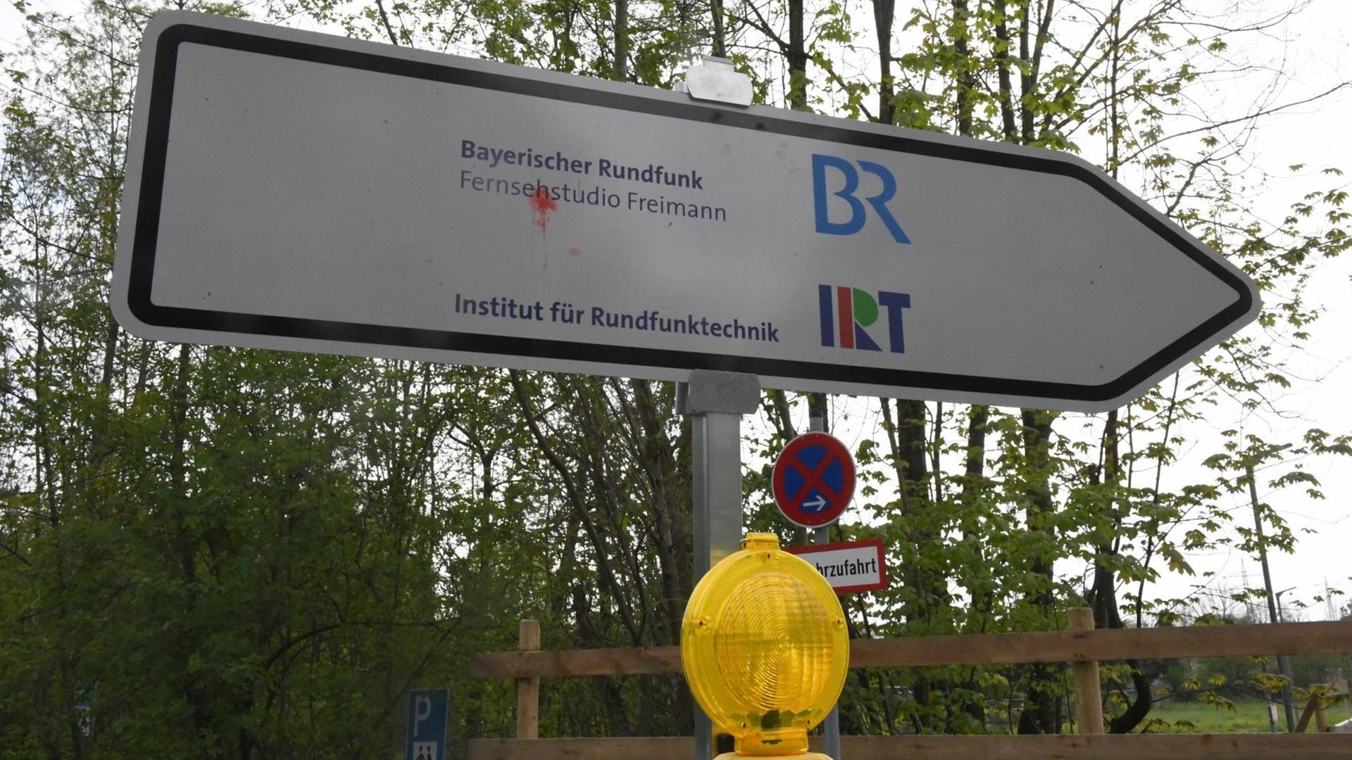 Ein Wegweiser mit der Aufschrift "Bayerischer Rundfunk BR" und "Institut für Rundfunktechnik IRT" Ein Wegweiser mit der Aufschrift "Bayerischer Rundfunk BR" und "Institut für Rundfunktechnik IRT"
