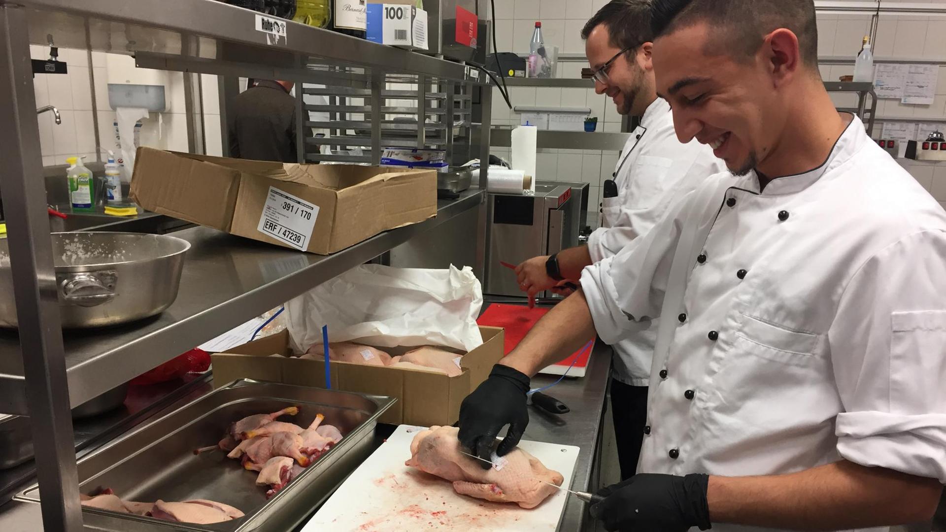 Der marokkanische Gastronomie-Azubi Anas Aniba lernt im "GolfResort" im thüringischen Blankenhain und ist mit viel Enthusiasmus bei der Sache. Der marokkanische Gastronomie-Azubi Anas Aniba lernt im "GolfResort" im thüringischen Blankenhain und ist mit viel Enthusiasmus bei der Sache.
