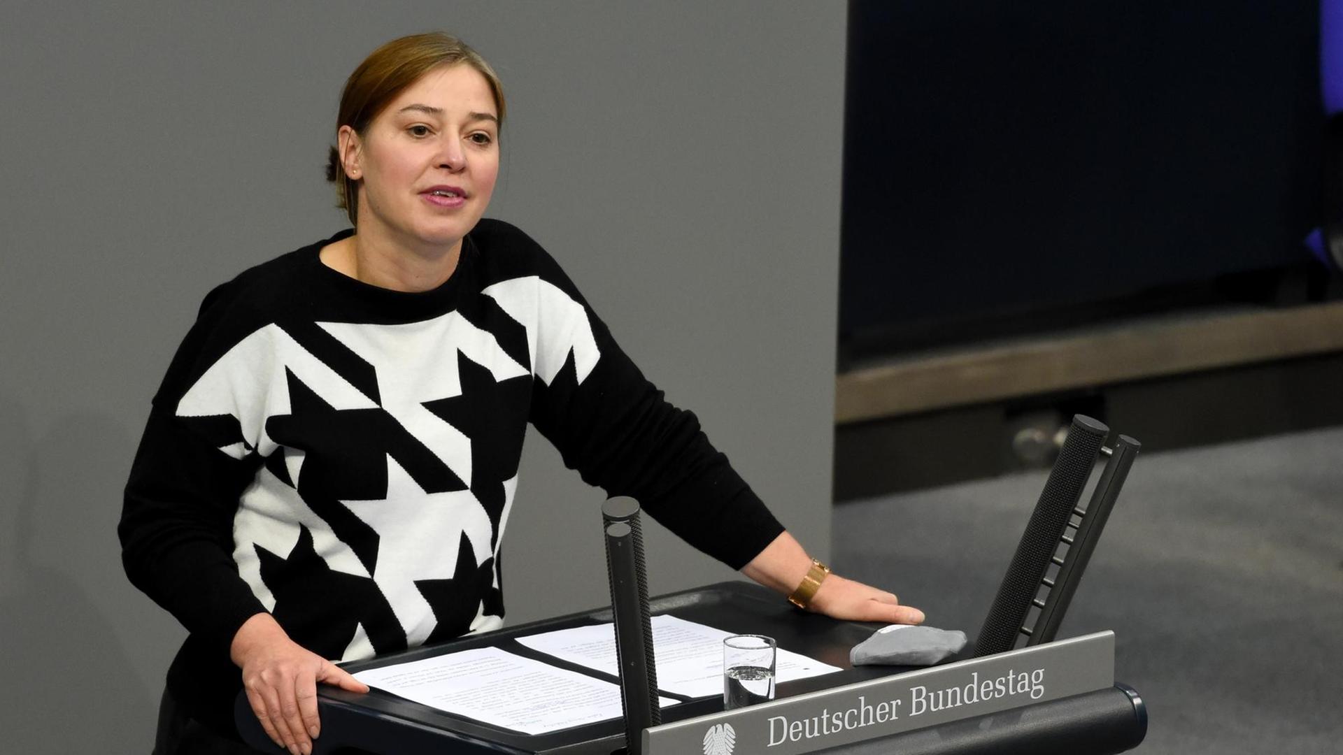 Berlin - Bundestagsvizepräsidentin Magwas (CDU) will Arbeitserleichterungen für Abgeordnete mit kleinen Kindern