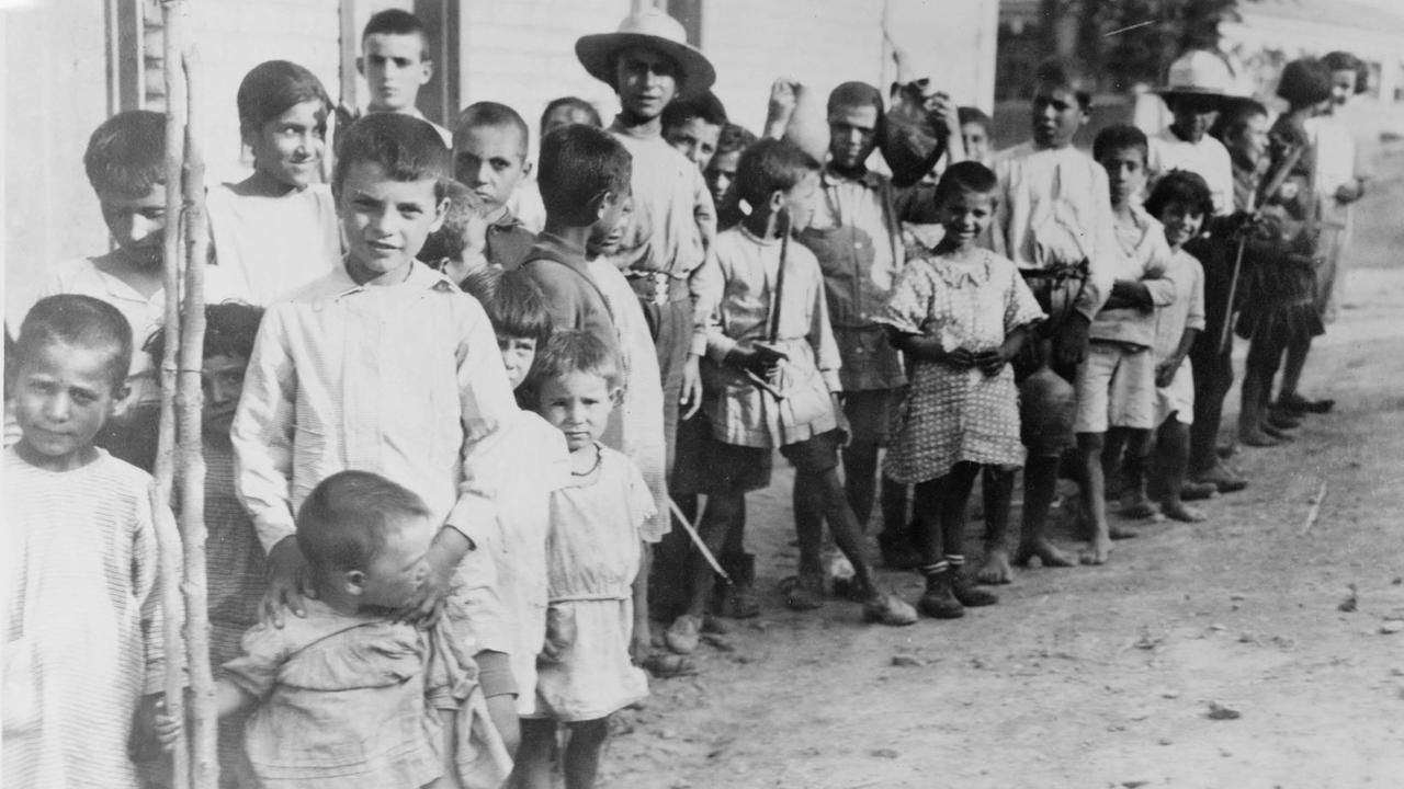 Flüchtlingskinder aus Anatolien vor Gebäuden nahe Athen / Foto, 1923