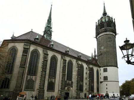 Die Schlosskirche in Wittenberg: Martin Luther schlug hier am 31. Oktober 1517 seine 95 Thesen an die Tür.