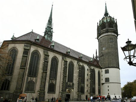 Die Schlosskirche in Wittenberg: Martin Luther schlug hier am 31. Oktober 1517 seine 95 Thesen an die Tür. Die Schlosskirche in Wittenberg: Martin Luther schlug hier am 31. Oktober 1517 seine 95 Thesen an die Tür.