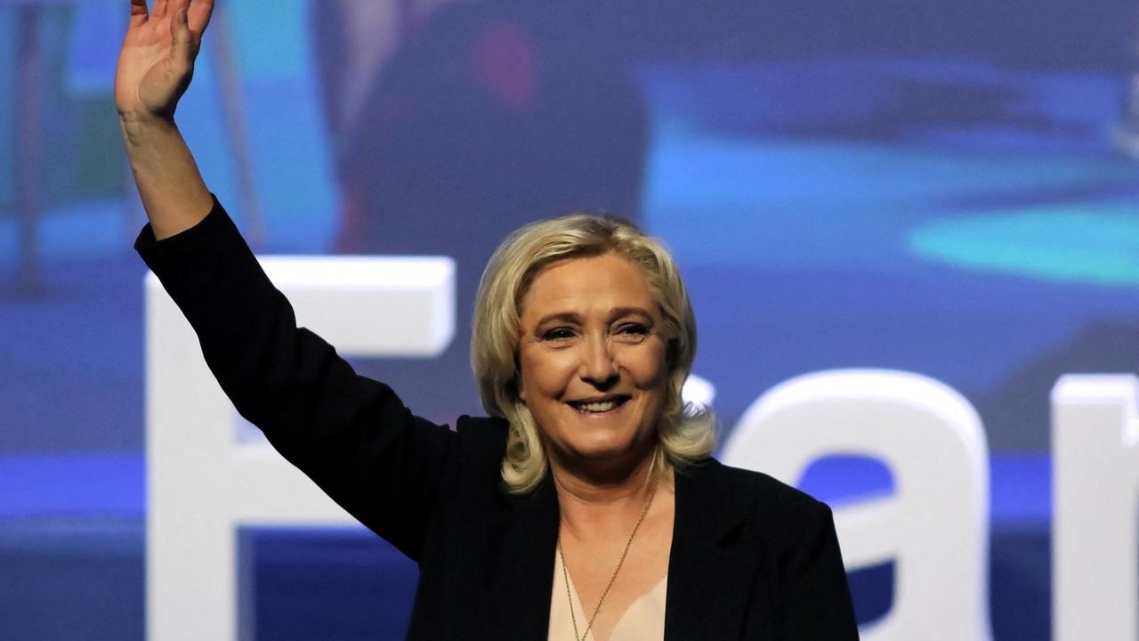 Die Vorsitzende des Rassemblement National, Marine Le Pen, winkt auf dem Parteitag in Perpignan nach Verkündung des Wahlergebnisses. Die Vorsitzende des Rassemblement National, Marine Le Pen, winkt auf dem Parteitag in Perpignan nach Verkündung des Wahlergebnisses.