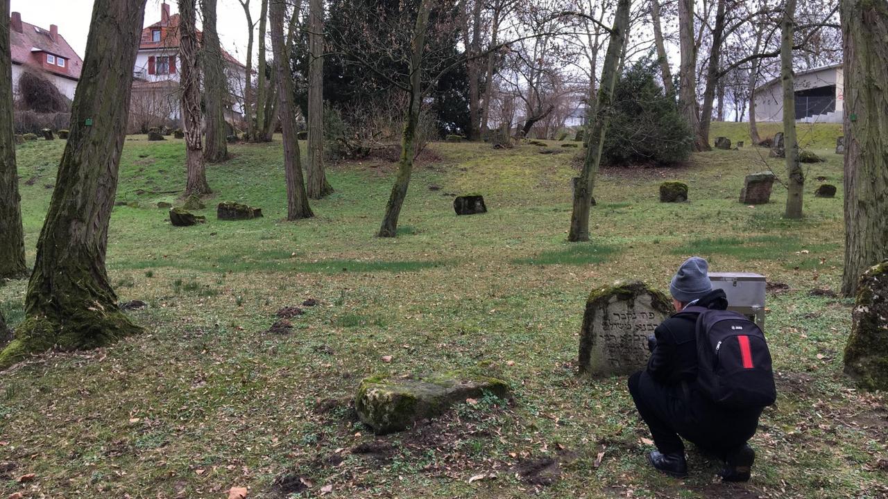 Ein Mann fotografiert einen Grabstein auf dem jüdischen Friedhof in Mainz. Ein Mann fotografiert einen Grabstein auf dem jüdischen Friedhof in Mainz.