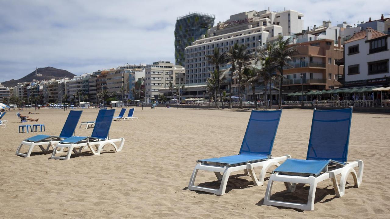 Leere Liegestühle am Strand von Las Canteras. Leere Liegestühle am Strand von Las Canteras.
