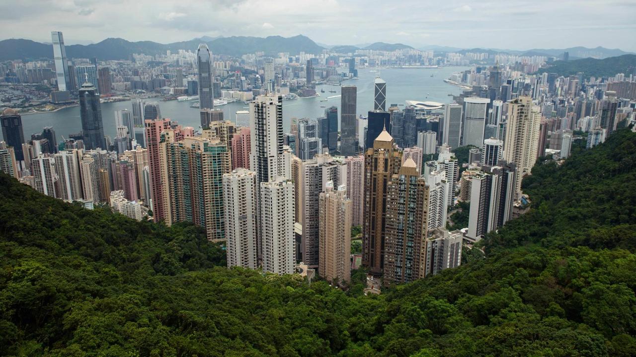 Die Hochhäuser der Skyline von Hongkong sind vom Victoria Peak, der höchsten Erhebung der Stadt, zu sehen.