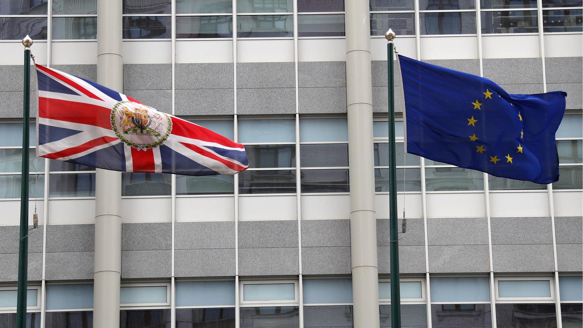 Die britische und europäische Flagge wehen vor der britischen Botschaft in Moskau. Die britische und europäische Flagge wehen vor der britischen Botschaft in Moskau.