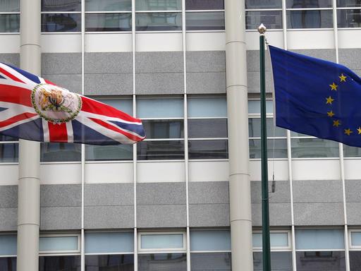 Die britische und europäische Flagge wehen vor der britischen Botschaft in Moskau.