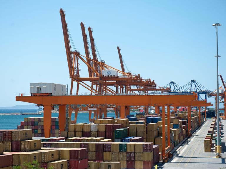 Der Containerhafen von Piräus vor Athen, aufgenommen am 17.06.2012. Der Hafen steht unter dem Management des chinesischen Hafenbetreibers COSCO.