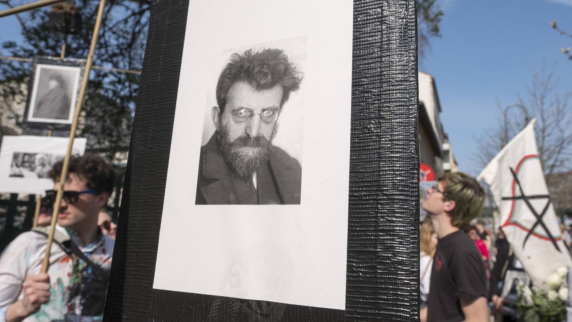 Erich Mühsam ist auf einem Plakat zu sehen. Erich Mühsam ist auf einem Plakat zu sehen.