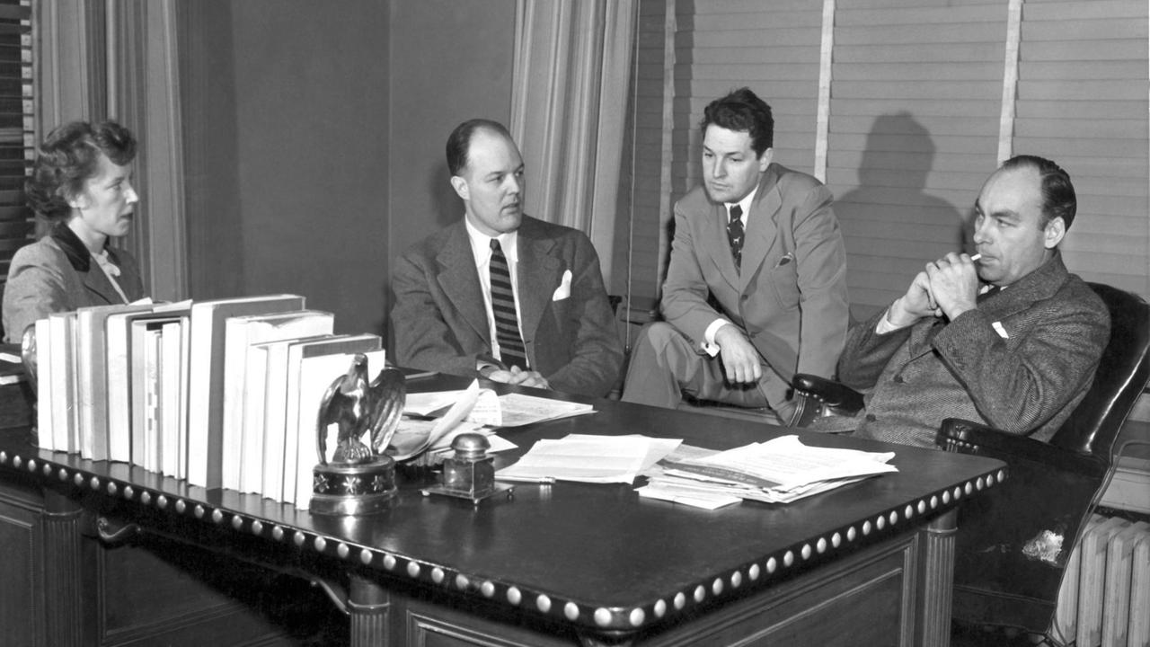 Der Meinungsforscher George H. Gallup (r) und Mitarbeiter seines gleichnamigen Institut für Meinungsforschung, aufgenommen am 29.10.1944. +++(c) dpa - Report+++ | Verwendung weltweit Der Meinungsforscher George H. Gallup (r) und Mitarbeiter seines gleichnamigen Institut für Meinungsforschung, aufgenommen am 29.10.1944. +++(c) dpa - Report+++ | Verwendung weltweit