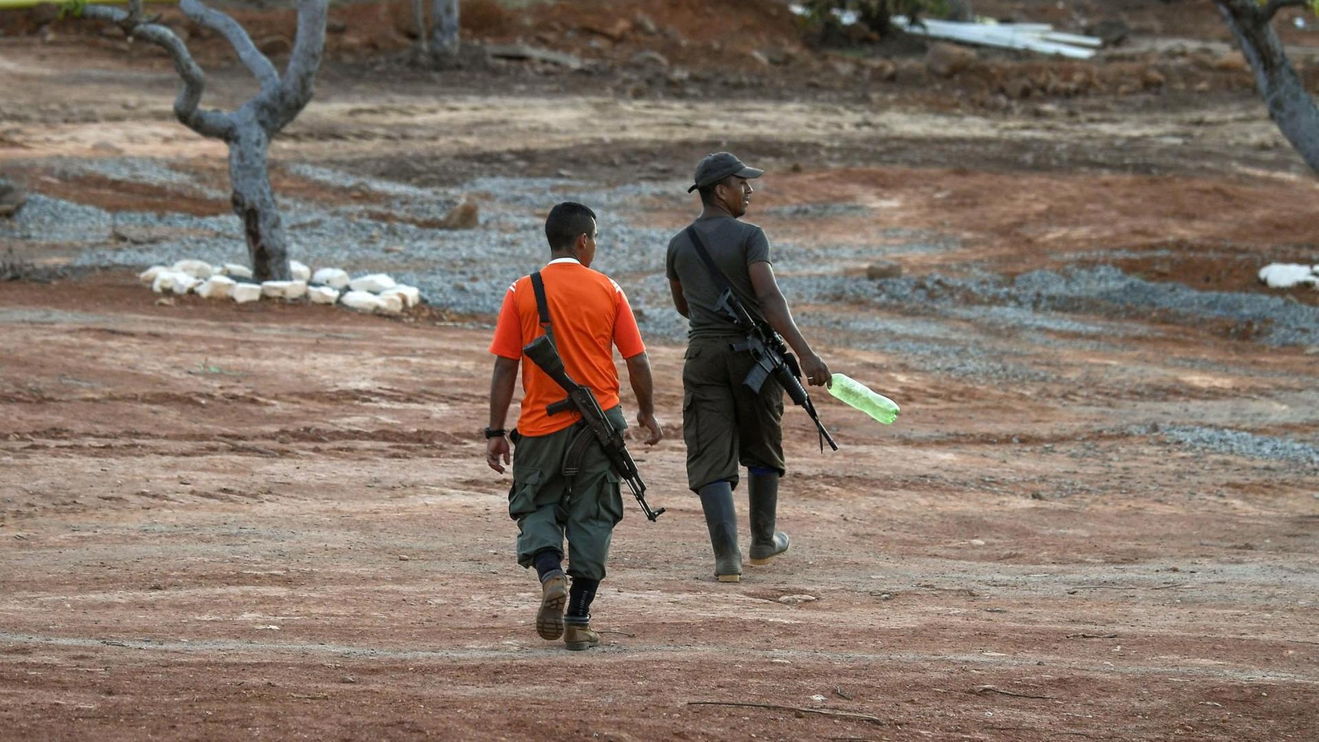 Mitglieder der FARC Guerilla im Norden Kolumbiens. Eigentlich endet in diesen Tagen die vereinbarte Frist zur Abgabe aller Waffen.