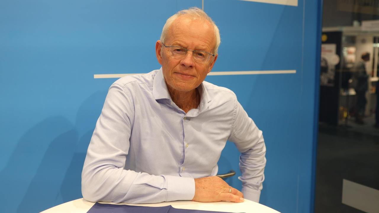 Portrait von Andreas Wolfers bei der Buchmesse Frankfurt Portrait von Andreas Wolfers bei der Buchmesse Frankfurt