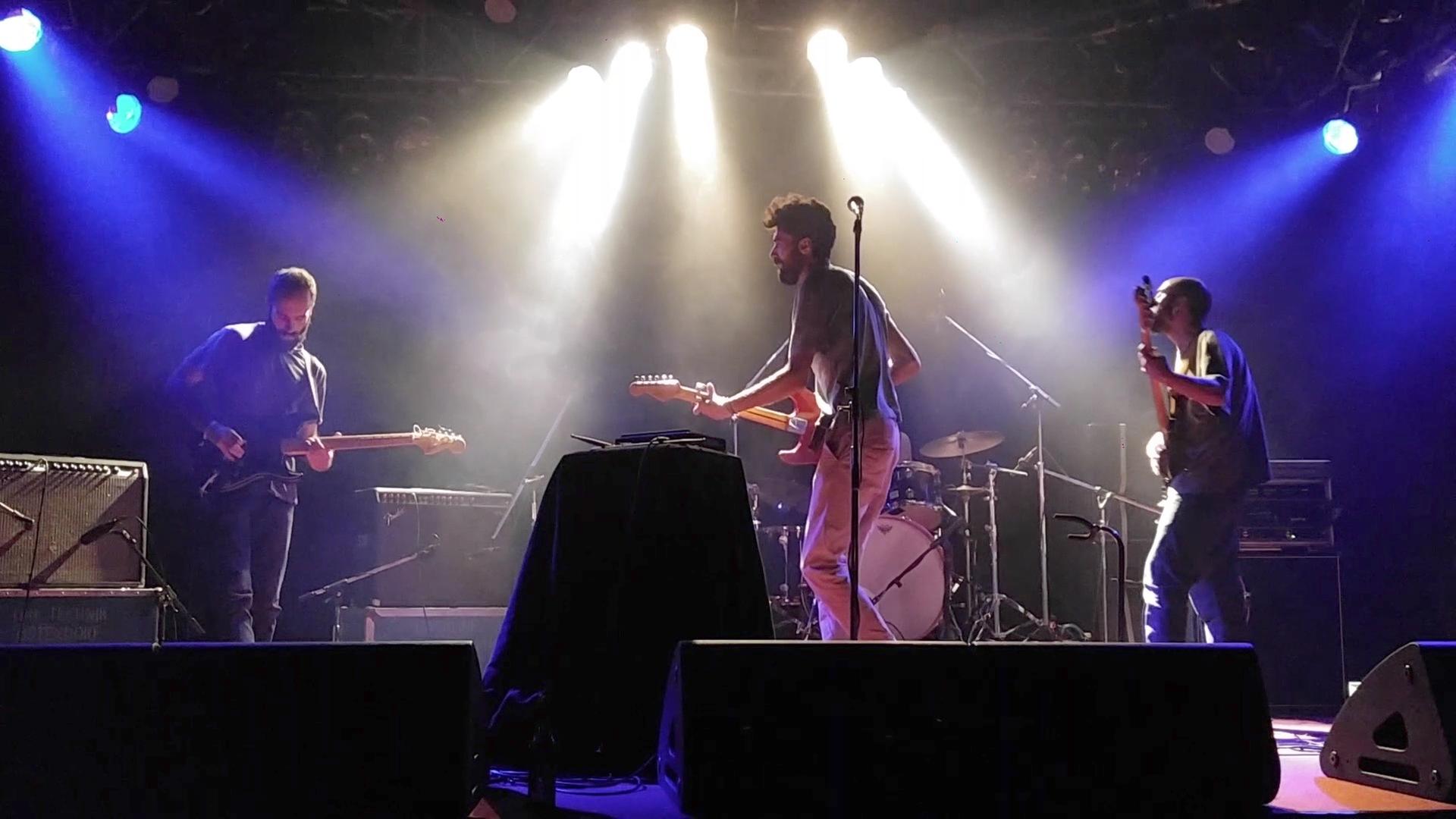 Die syrische Rockband Khebez Dawle , deren Mitglieder sich nach der Flucht aus Syrien in Berlin wieder zusammengefunden haben, steht bei einem Konzert auf der Bühne. Die syrische Rockband Khebez Dawle , deren Mitglieder sich nach der Flucht aus Syrien in Berlin wieder zusammengefunden haben, steht bei einem Konzert auf der Bühne.