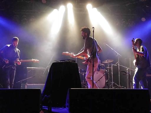Die syrische Rockband Khebez Dawle , deren Mitglieder sich nach der Flucht aus Syrien in Berlin wieder zusammengefunden haben, steht bei einem Konzert auf der Bühne.