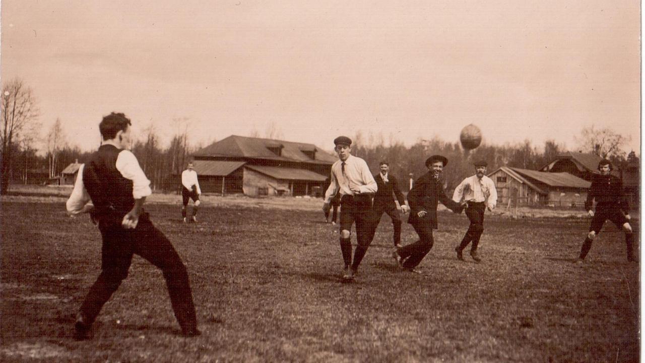 Historische Fußball-Spielszene aus Russland.