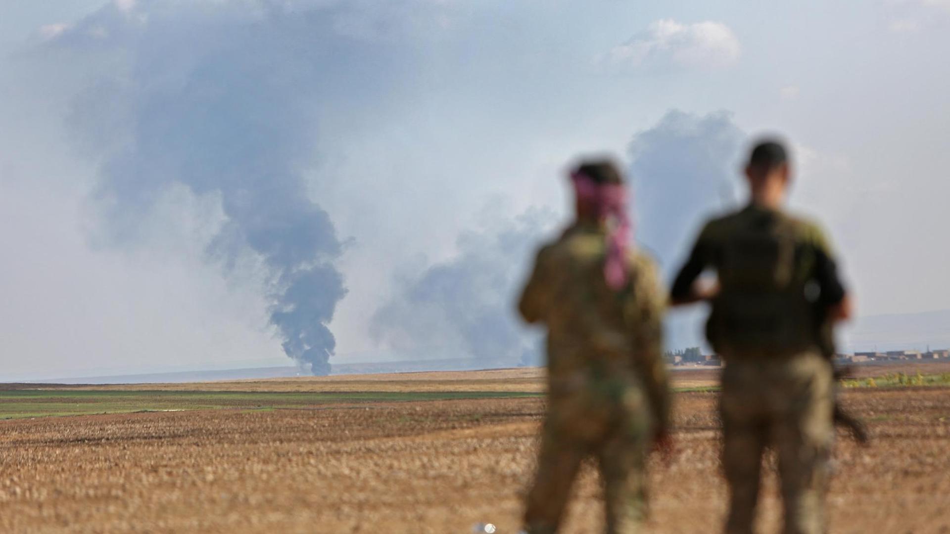 Von der Türkei unterstützte syrische Milizionäre beobachten Rauchsäulen von Kämpfen in der Nähe der Stadt Ras al-Ein Von der Türkei unterstützte syrische Milizionäre beobachten Rauchsäulen von Kämpfen in der Nähe der Stadt Ras al-Ein