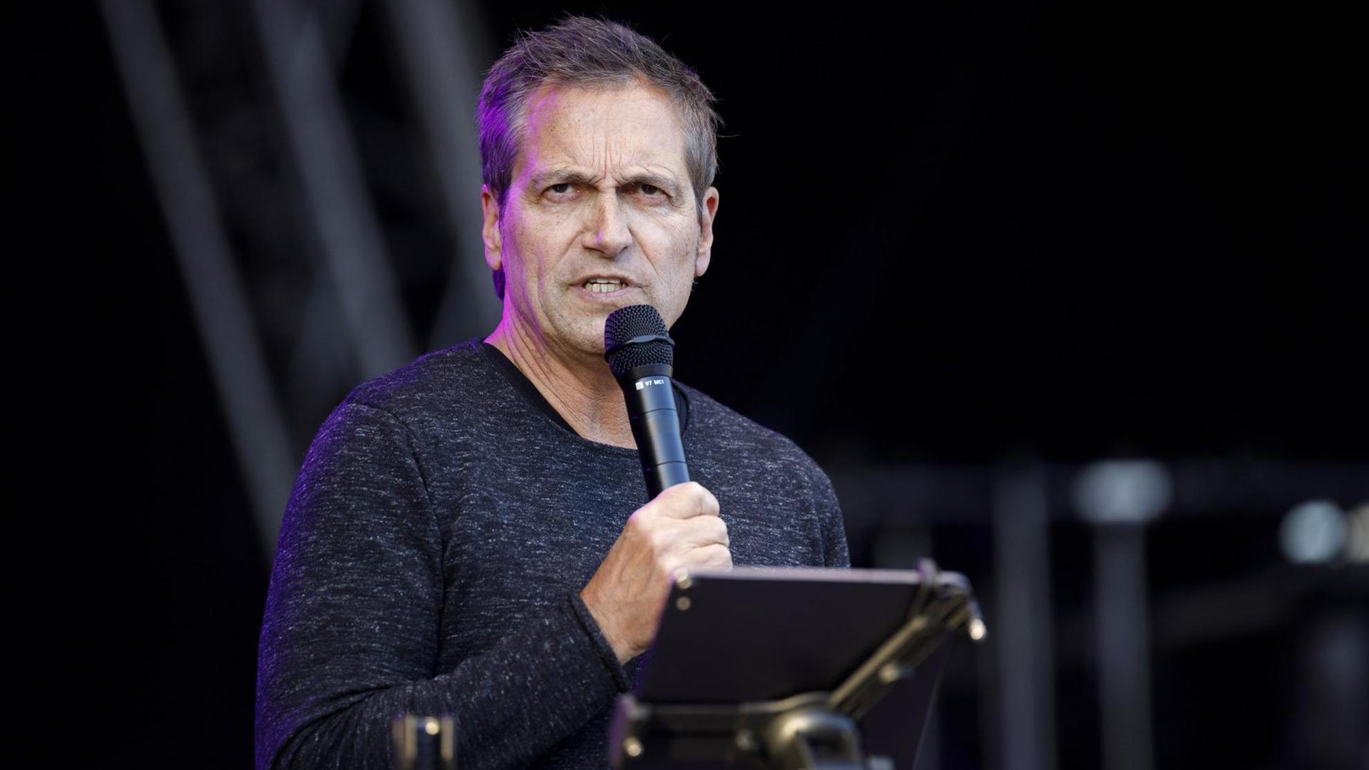 Dieter Nuhr live im Kulturgarten mit seinem Programm 'Kein Scherz!' in der Bonner Rheinaue. Dieter Nuhr live im Kulturgarten mit seinem Programm 'Kein Scherz!' in der Bonner Rheinaue.
