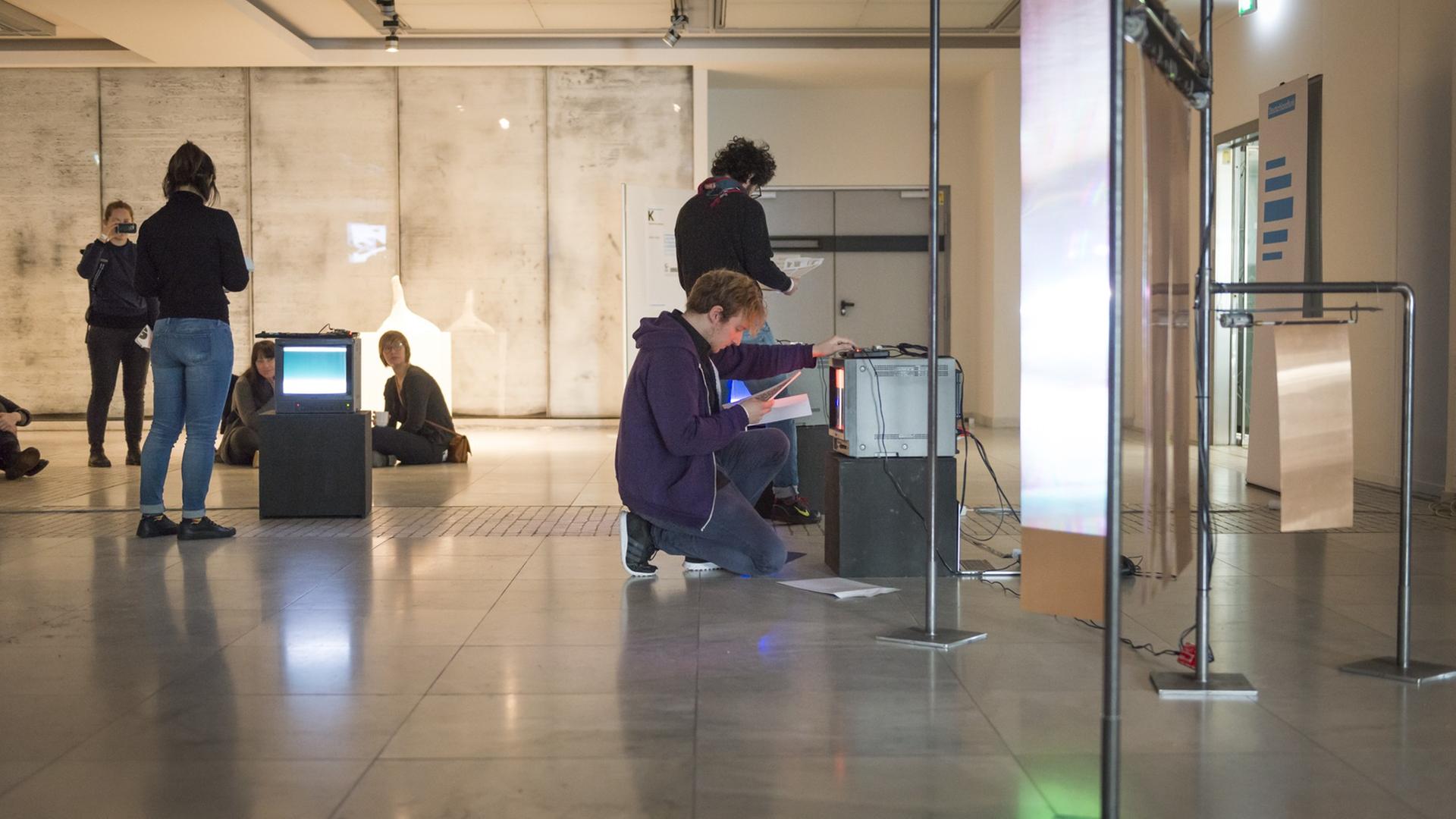 Jiyun Park, Camilo Sandoval und Andreas Niegl bei ihrer Performance "Formalhaut III, A Misunderstanding" beim Kölner Kogress 2018 Jiyun Park, Camilo Sandoval und Andreas Niegl bei ihrer Performance "Formalhaut III, A Misunderstanding" beim Kölner Kogress 2018