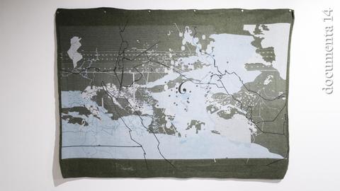 Guillermo Galindo hat für sein documenta-Kunstwerk "War Map" die Plane eines Flüchtlingszeltes bedruckt.