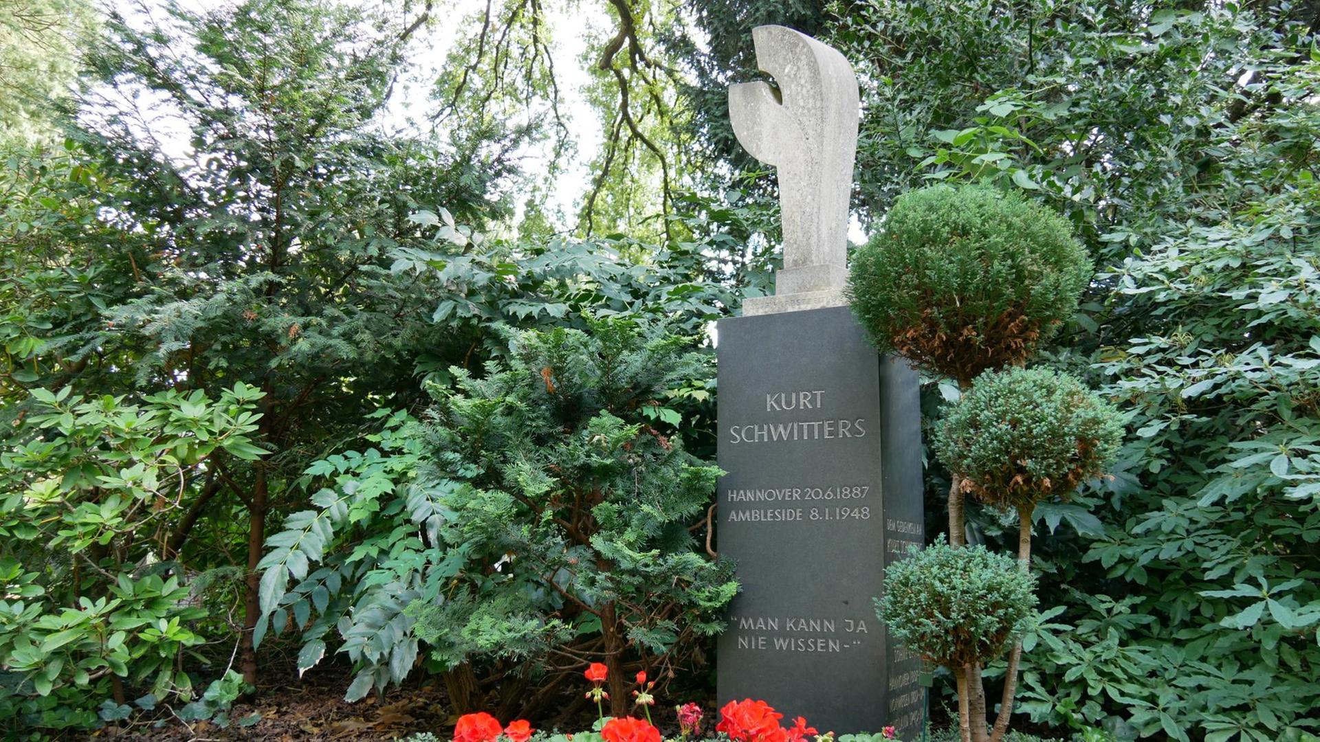Kunst statt religiöser Symbole - das Grab von Kurt Schwitters auf dem Stadtfriedhof Engesohde in Hannover Kunst statt religiöser Symbole - das Grab von Kurt Schwitters auf dem Stadtfriedhof Engesohde in Hannover
