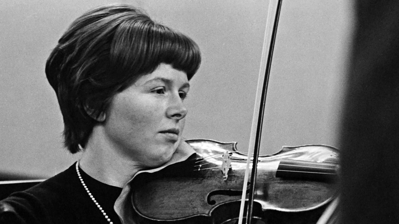 Die Geigerin Alice Harnoncourt beim Geigespiel.